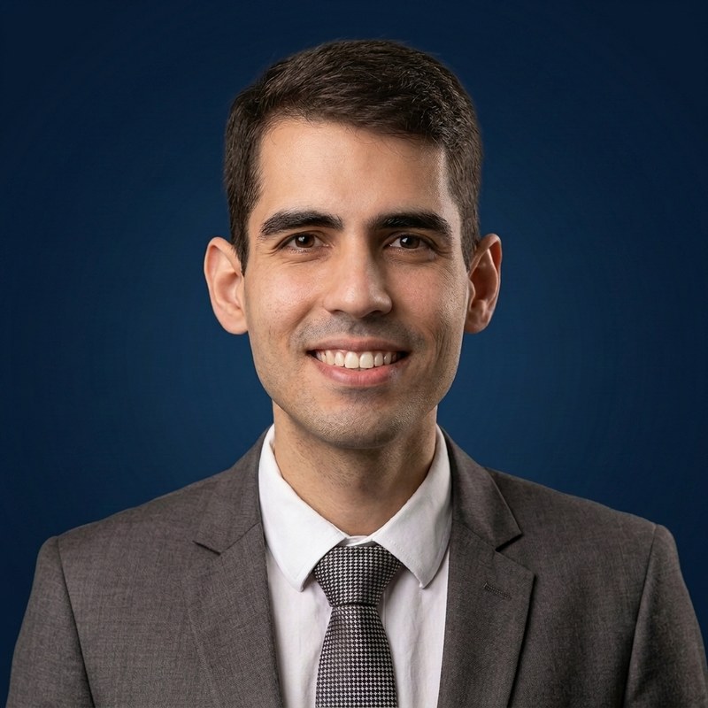 Caio Figueirôa, advogado, de terno e gravata, sorrindo